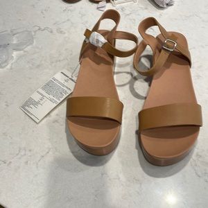NWT Amazon Essentials platform sandals